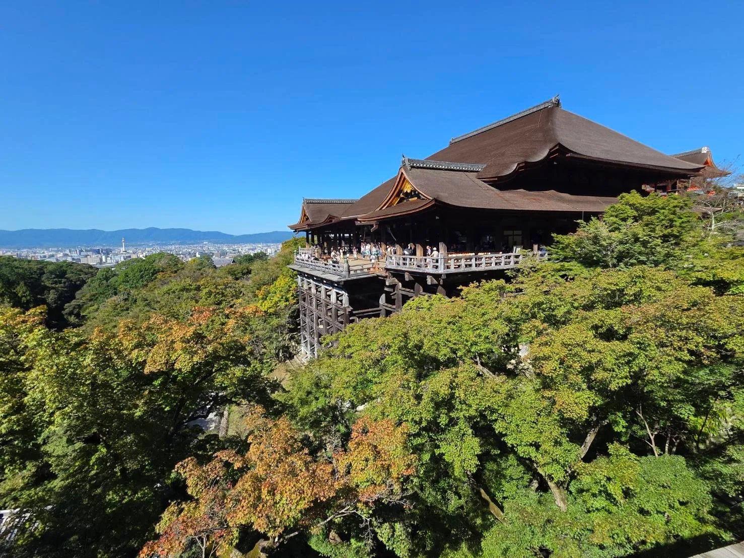 清水寺の舞台と街並み